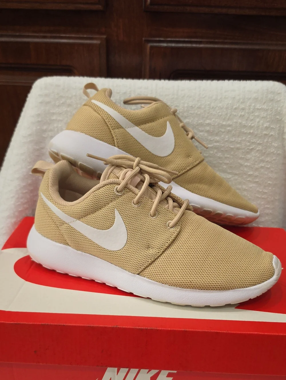 ☆ Nike Roshe One Desert Ore Tan & White Mesh Casual Sneaker ☆ Womens Size 7 ☆